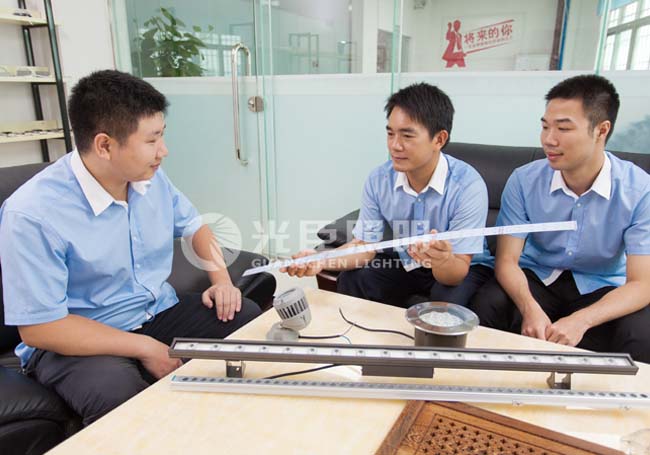 光臣照明工程師研討產品開發(fā)