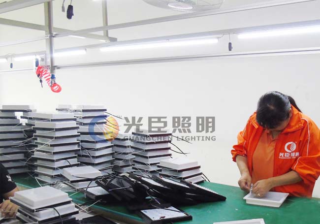 光臣照明組裝車間緊張的生產中