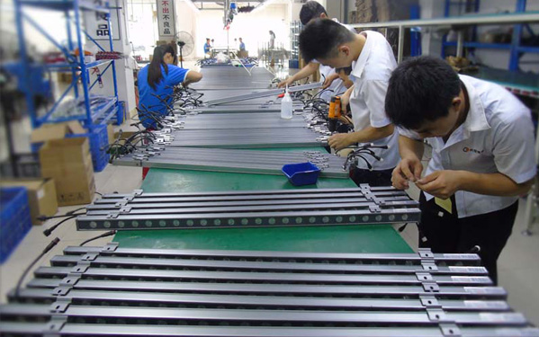 3325洗墻燈生產場景