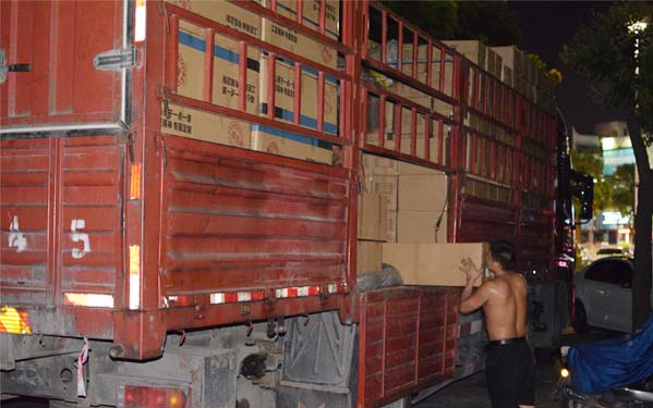 【光臣日常】LED線條燈裝箱發(fā)貨