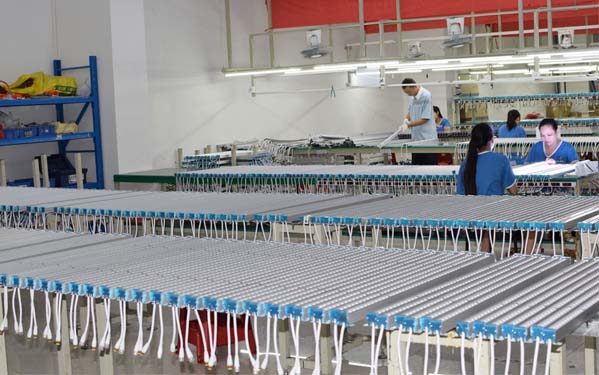 8月線條燈生產(chǎn)場(chǎng)景