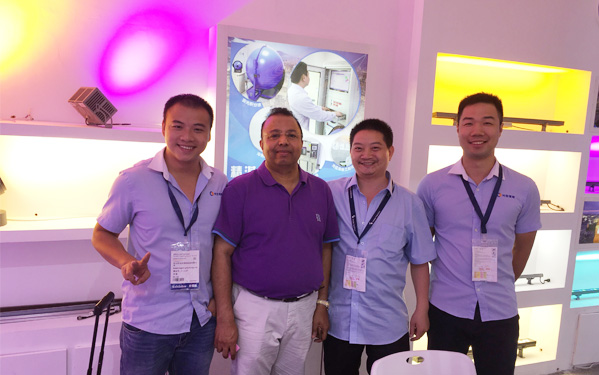 業務精英們展會與客戶留影