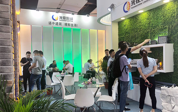 客戶現場咨詢光臣LED亮化燈具