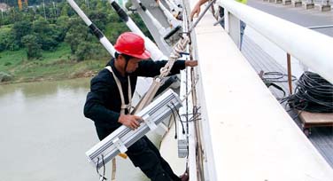 光臣喊你別動(dòng)！你拆南寧大橋的LED洗墻燈干什么?