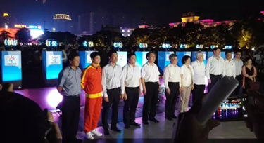 飛人現身!古鎮燈光文化節昨晚震撼開幕