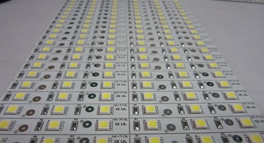 線路板的選擇也很關鍵，這里我們來說說光臣照明LED護欄管貼片用的線路板