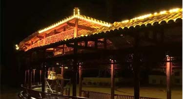 貴州銅仁旅游區亮化烈日下施工 爭取節前完工