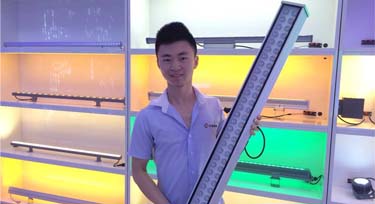 來看光臣男神手上的60W洗墻燈,現正熱銷……