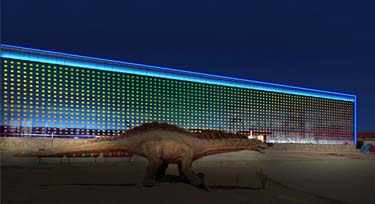 LED點光源讓夜間開放的游泳館別有一番景象