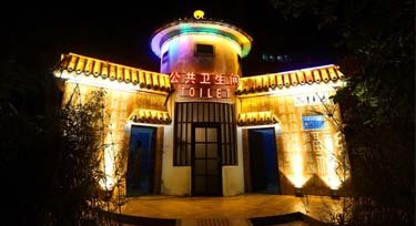 投光燈作用下新鄉市公廁如宮殿般華麗