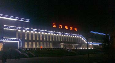 “新衣裳？”三門峽南站LED線條燈亮化改造