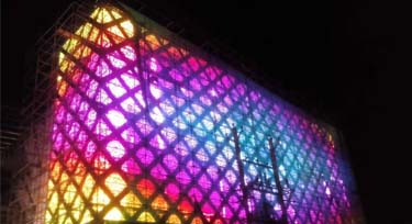 光臣又一LED點光源戶外巨幕 彷如戶外電影院!