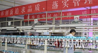 生產(chǎn)高峰期 光臣照明萬(wàn)米線型燈堆滿整個(gè)生產(chǎn)車(chē)間