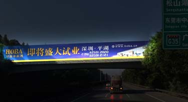 棄用常規方式 跨線橋廣告牌裝led洗墻燈更安全