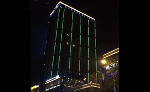 四川客戶鐘愛這款護欄管,DMX512全彩LED護欄管樓體亮化順利亮燈