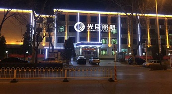 天津市政大樓亮化，采用光臣白光LED線條燈效果滿意